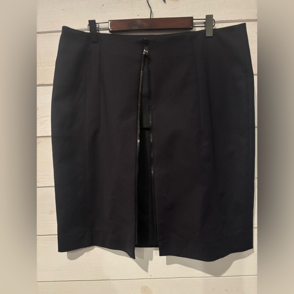 Akris Punto Navy Midi Skirt in size 12. Great condition! Front zip - Picture 15 of 16